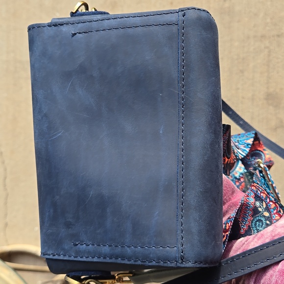 Portland Leather Beautiful Blue Metro Crossbody Bag - Picture 4 of 11